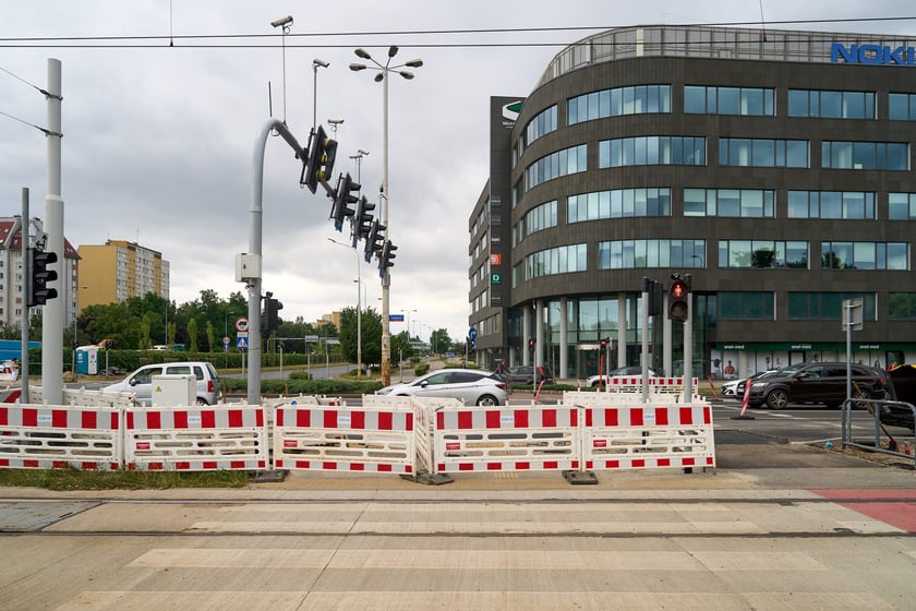 Ostatnie prace przy rozbudowie skrzyżowania ulicy Legnickiej z Na Ostatnim Groszu i Milenijnej