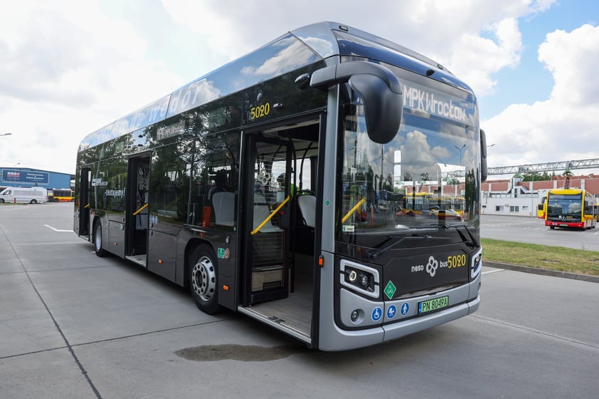 Wrocławskie MPK do 5 sierpnia testuje wodorowy autobus marki Nesobus.