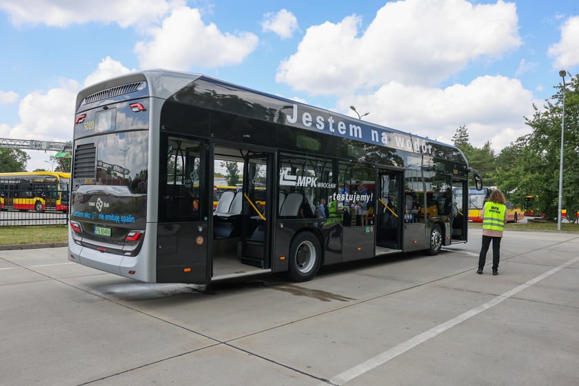Wrocławskie MPK do 5 sierpnia testuje wodorowy autobus marki Nesobus.