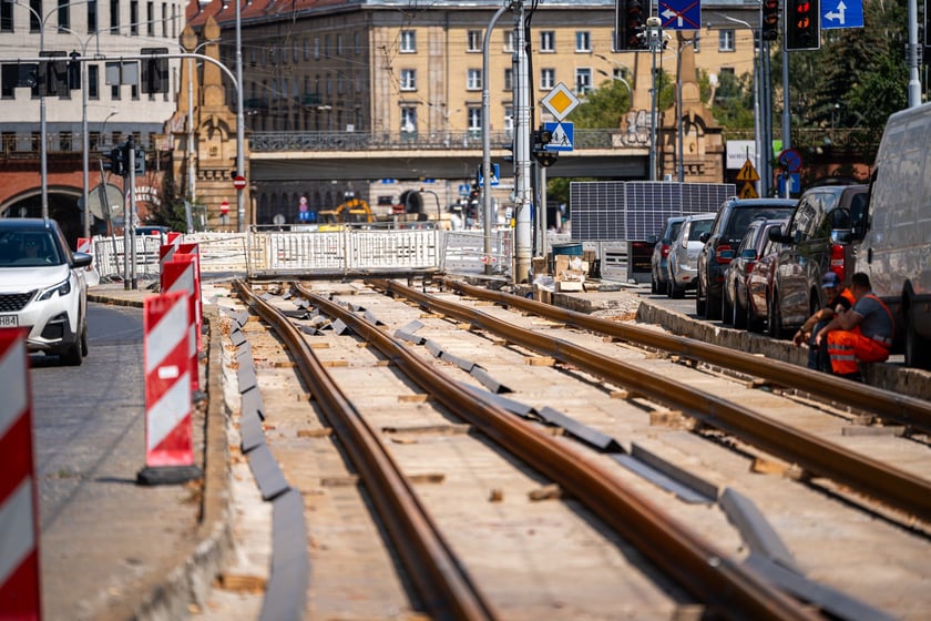 Torywolucja na ulicy Powstańców Śląskich. Po czterech tygodniach szyny czekają na ułożenie
