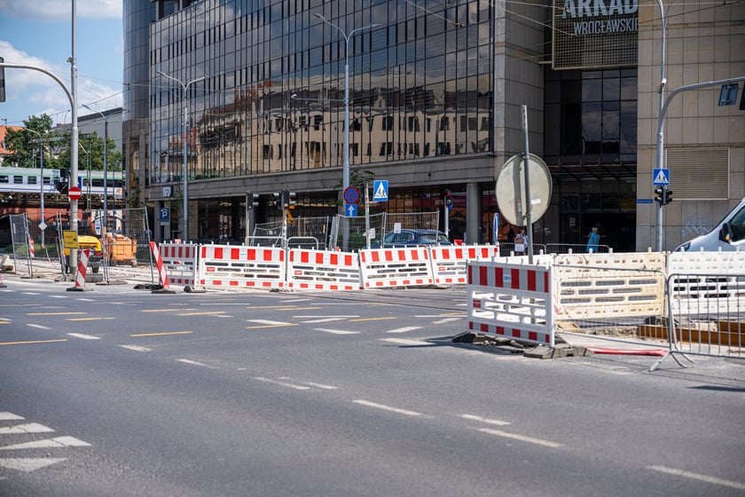 Torywolucja na ulicy Powstańców Śląskich. Po czterech tygodniach szyny czekają na ułożenie