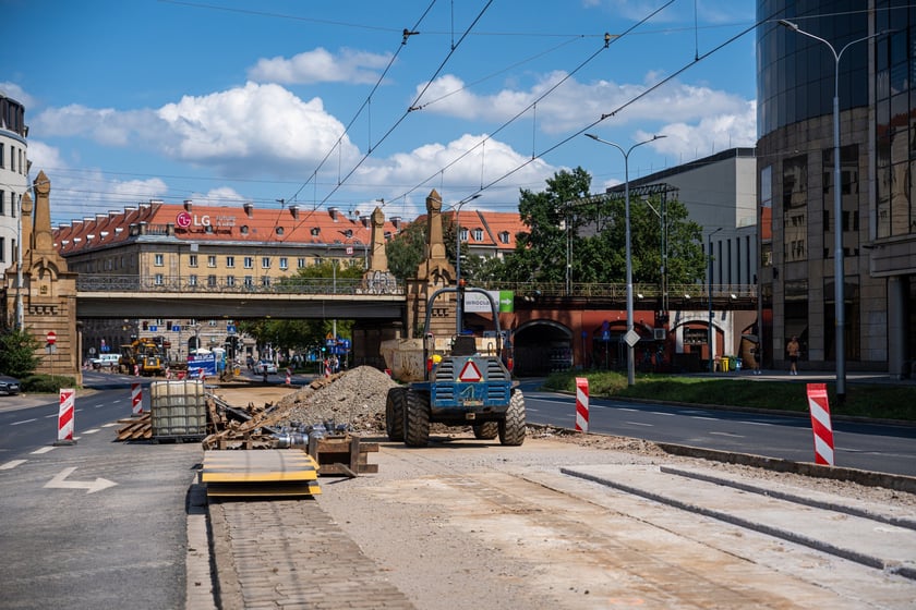 Torywolucja na ulicy Powstańców Śląskich. Po czterech tygodniach szyny czekają na ułożenie