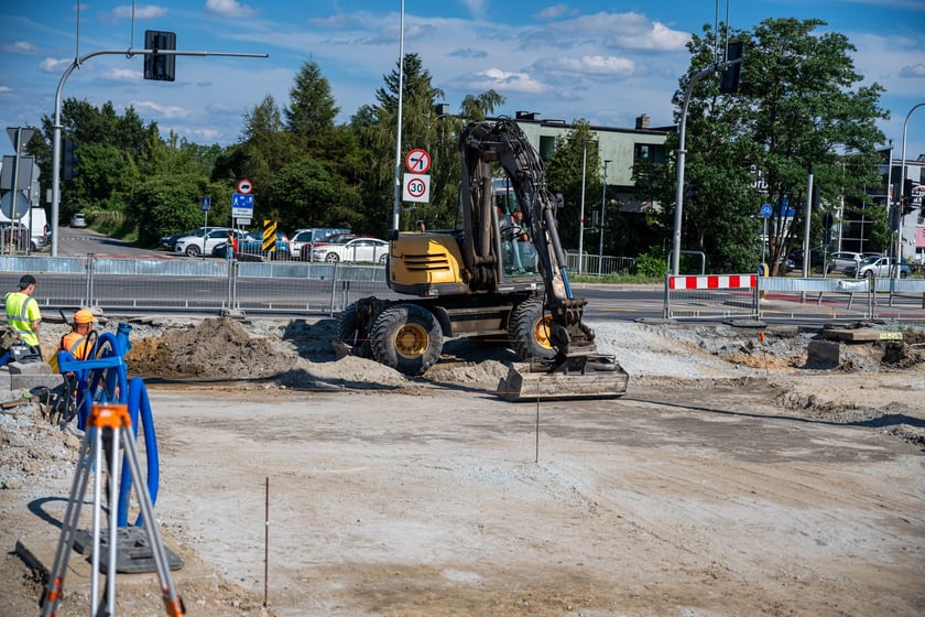 Budowa wydzielonej dla komunikacji miejskiej trasy na Jagodno jest już na półmetku. Za niecały rok mieszkańcy będą mogli szybko, bez stania w korkach, dojeżdżać do centrum autobusami