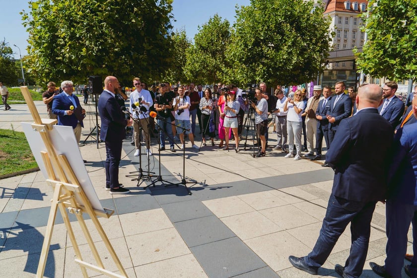 Konferencja prasowa przed dworcem Wrocław Główny poświęcona uruchomieniu bezpłatnych podróży pociągami po terenie Wrocławia dla posiadaczy biletów miejskich