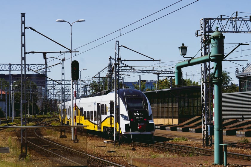 Konferencja prasowa przed dworcem Wrocław Główny poświęcona uruchomieniu bezpłatnych podróży pociągami po terenie Wrocławia dla posiadaczy biletów miejskich