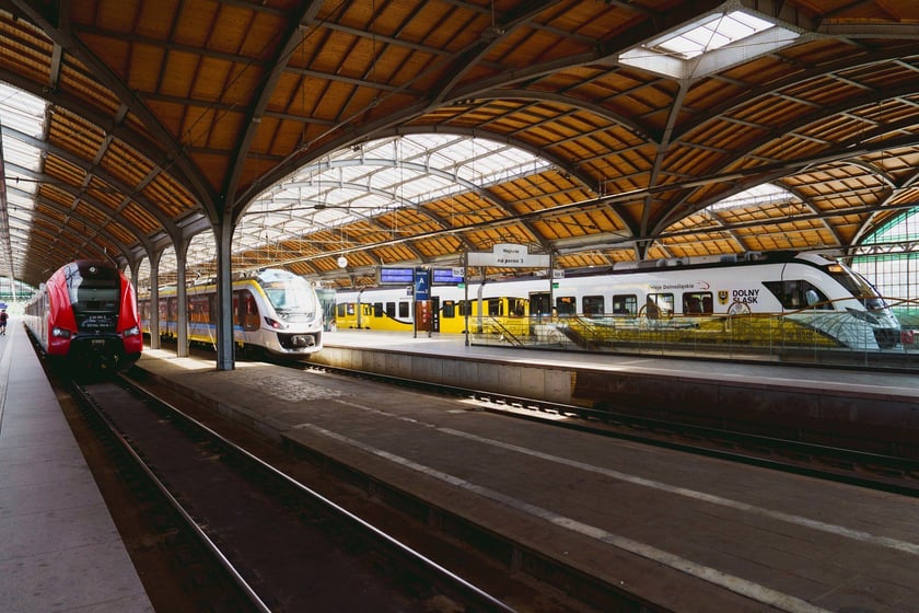 Konferencja prasowa przed dworcem Wrocław Główny poświęcona uruchomieniu bezpłatnych podróży pociągami po terenie Wrocławia dla posiadaczy biletów miejskich