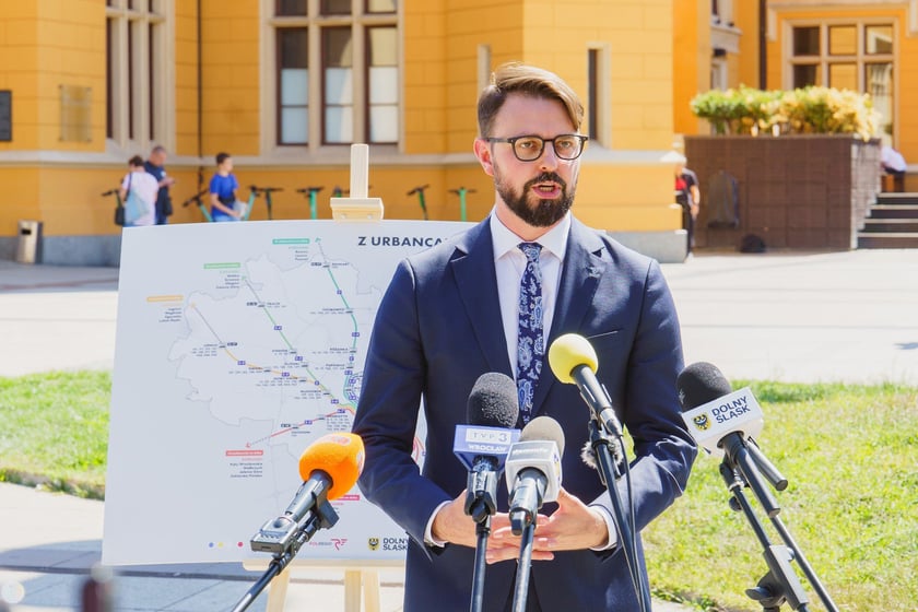 Konferencja prasowa przed dworcem Wrocław Główny poświęcona uruchomieniu bezpłatnych podróży pociągami po terenie Wrocławia dla posiadaczy biletów miejskich