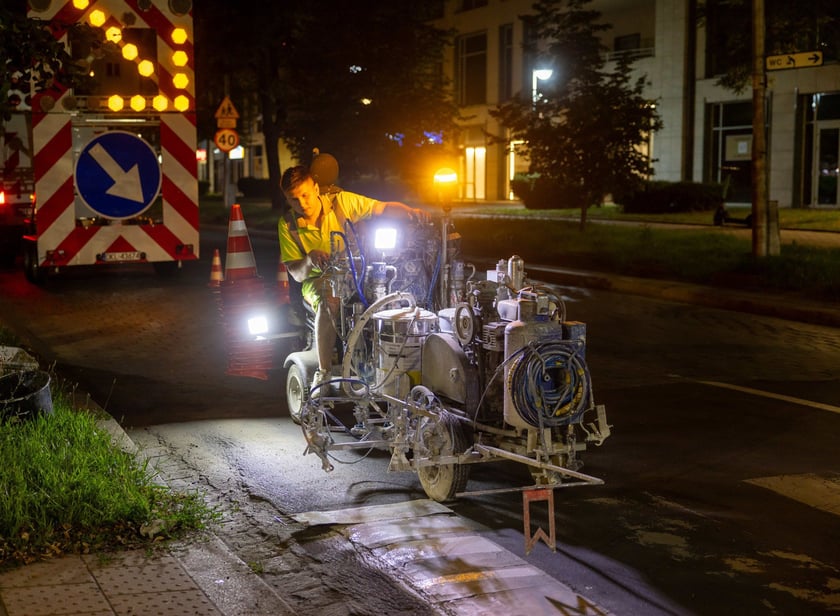 Tak wygląda nanoszenie oznakowania poziomego, czyli tzw. malowanki