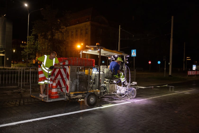 Tak wygląda nanoszenie oznakowania poziomego, czyli tzw. malowanki