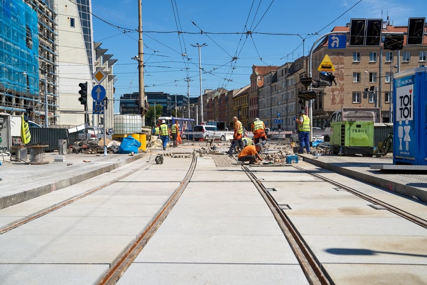 Ostatnie prace na torowisku na ulicy Kazimierza Wielkiego. Od czwartku będą już po nim jeździć tramwaje
