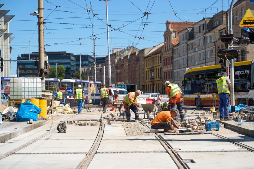 Ostatnie prace na torowisku na ulicy Kazimierza Wielkiego. Od czwartku będą już po nim jeździć tramwaje