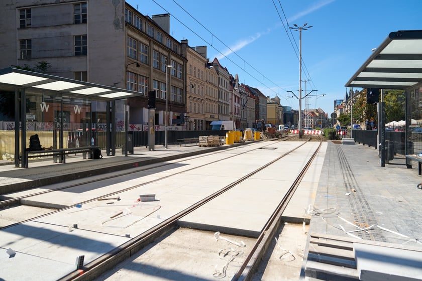 Ostatnie prace na torowisku na ulicy Kazimierza Wielkiego. Od czwartku będą już po nim jeździć tramwaje