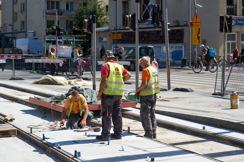 Ostatnie prace na torowisku na ulicy Kazimierza Wielkiego. Od czwartku będą już po nim jeździć tramwaje
