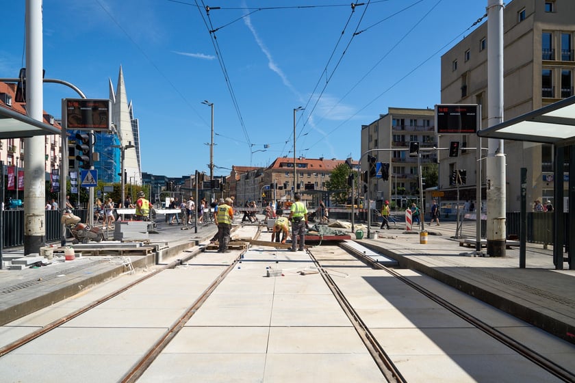 Ostatnie prace na torowisku na ulicy Kazimierza Wielkiego. Od czwartku będą już po nim jeździć tramwaje
