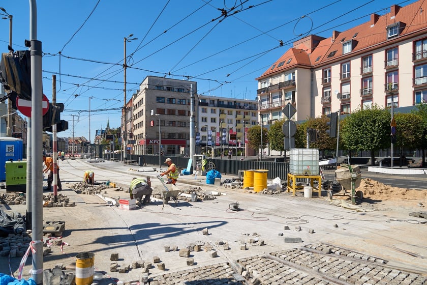 Ostatnie prace na torowisku na ulicy Kazimierza Wielkiego. Od czwartku będą już po nim jeździć tramwaje