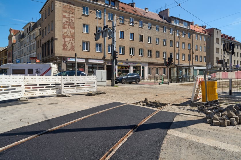 Ostatnie prace na torowisku na ulicy Kazimierza Wielkiego. Od czwartku będą już po nim jeździć tramwaje