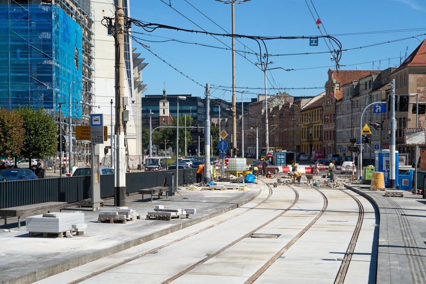 Ostatnie prace na torowisku na ulicy Kazimierza Wielkiego. Od czwartku będą już po nim jeździć tramwaje