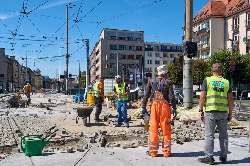 Ostatnie prace na torowisku na ulicy Kazimierza Wielkiego. Od czwartku będą już po nim jeździć tramwaje