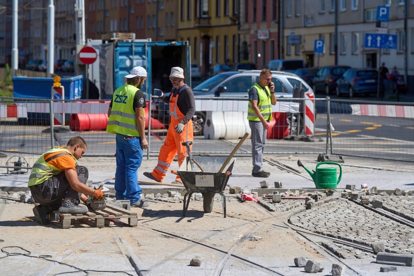Ostatnie prace na torowisku na ulicy Kazimierza Wielkiego. Od czwartku będą już po nim jeździć tramwaje