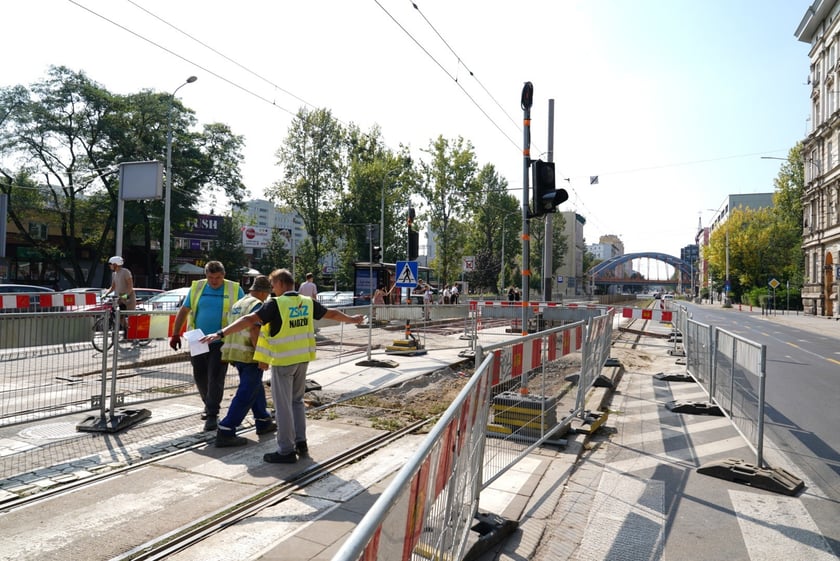 Remont torów na ulicy Grabiszyńskiej na wysokości skrzyżowania z Zaporoską i Szpitalną.