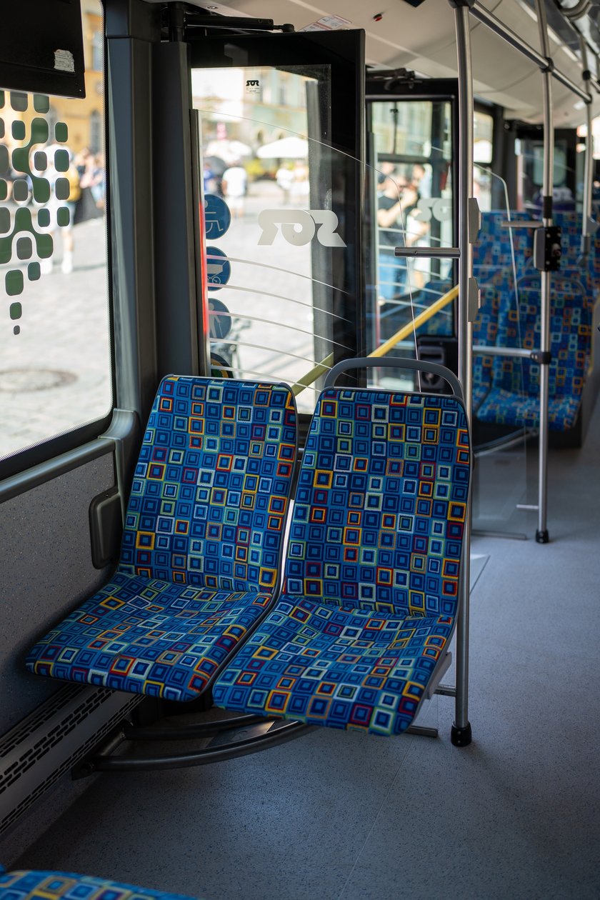 Konferencja o nowej umowie na połączenia aglomeracyjne i prezentacja autobusów, które będą je obsługiwać od sierpnia 2025 roku