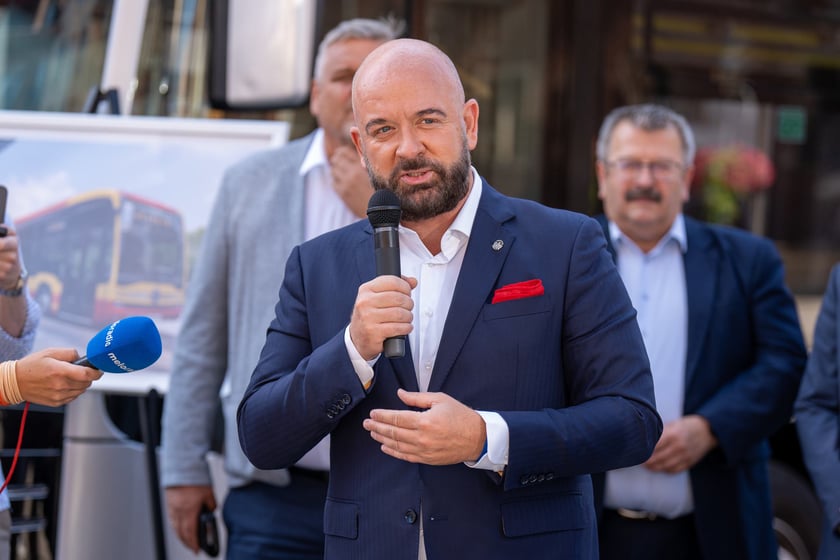 Konferencja o nowej umowie na połączenia aglomeracyjne i prezentacja autobusów, które będą je obsługiwać od sierpnia 2025 roku