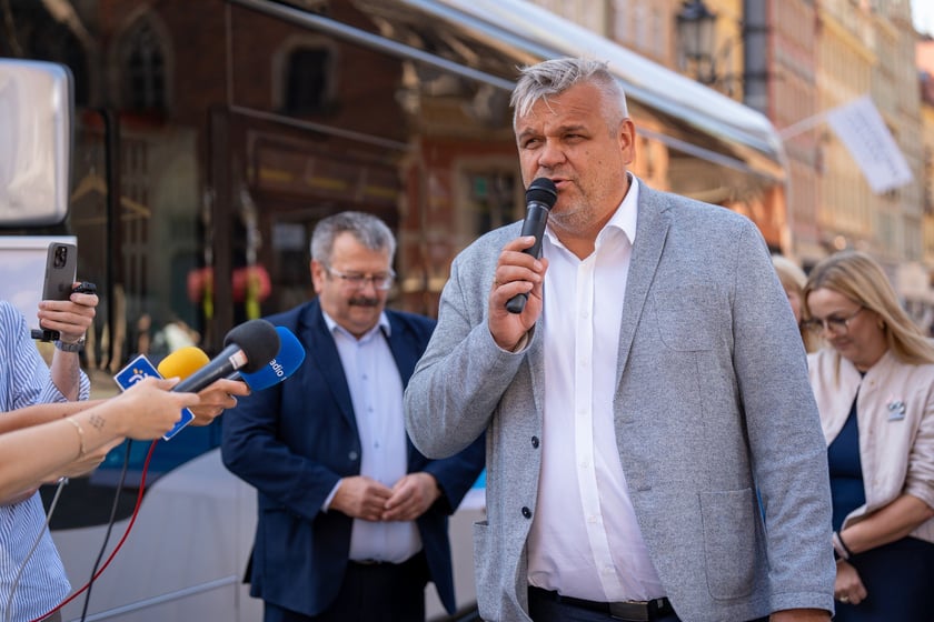 Konferencja o nowej umowie na połączenia aglomeracyjne i prezentacja autobusów, które będą je obsługiwać od sierpnia 2025 roku
