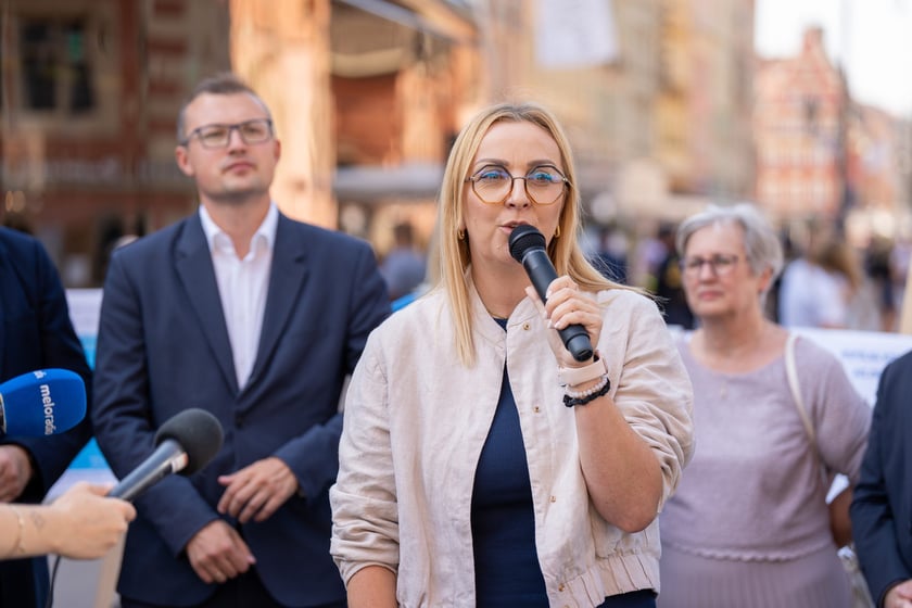 Konferencja o nowej umowie na połączenia aglomeracyjne i prezentacja autobusów, które będą je obsługiwać od sierpnia 2025 roku