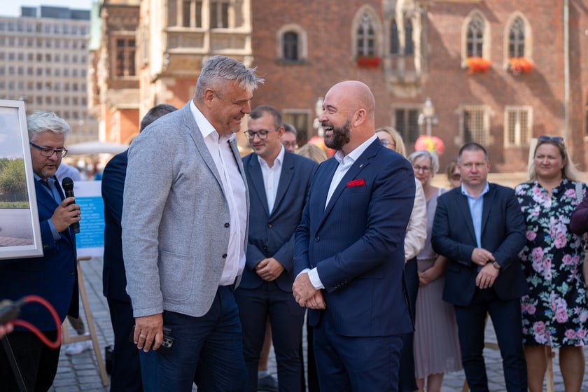 Konferencja o nowej umowie na połączenia aglomeracyjne i prezentacja autobusów, które będą je obsługiwać od sierpnia 2025 roku