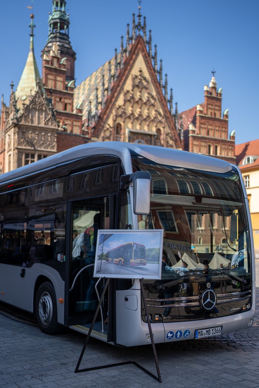 Konferencja o nowej umowie na połączenia aglomeracyjne i prezentacja autobusów, które będą je obsługiwać od sierpnia 2025 roku