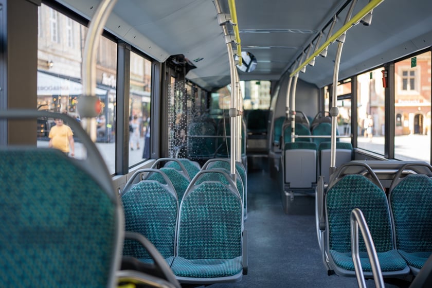 Konferencja o nowej umowie na połączenia aglomeracyjne i prezentacja autobusów, które będą je obsługiwać od sierpnia 2025 roku