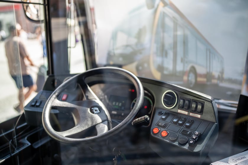 Konferencja o nowej umowie na połączenia aglomeracyjne i prezentacja autobusów, które będą je obsługiwać od sierpnia 2025 roku