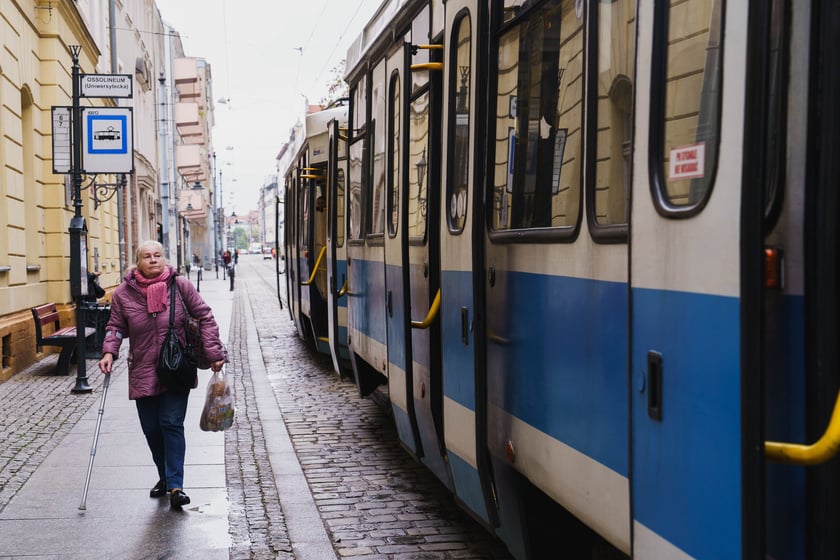 Przystanek "Ossolineum (Uniwersytecka)" na ul. Szewskiej zostanie podniesiony - wsiadanie do tramwaj&oacute;w będzie wygodniejsze