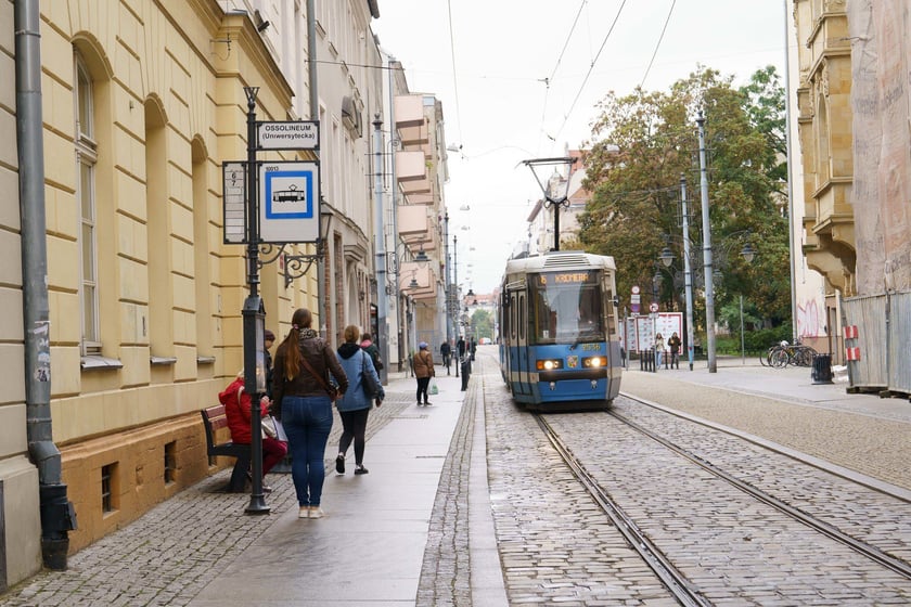 Przystanek "Ossolineum (Uniwersytecka)" na ul. Szewskiej zostanie podniesiony - wsiadanie do tramwaj&oacute;w będzie wygodniejsze