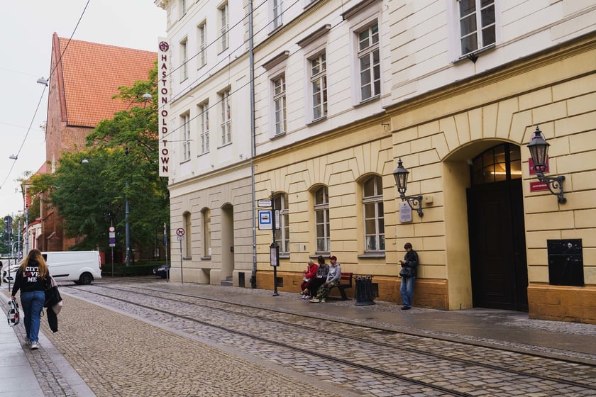 Przystanek "Ossolineum (Uniwersytecka)" na ul. Szewskiej zostanie podniesiony - wsiadanie do tramwaj&oacute;w będzie wygodniejsze