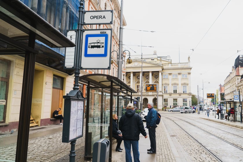 Przystanek "Opera" na pl. Teatralnym zostanie&nbsp;podniesiony - wsiadanie do tramwaj&oacute;w będzie wygodniejsze