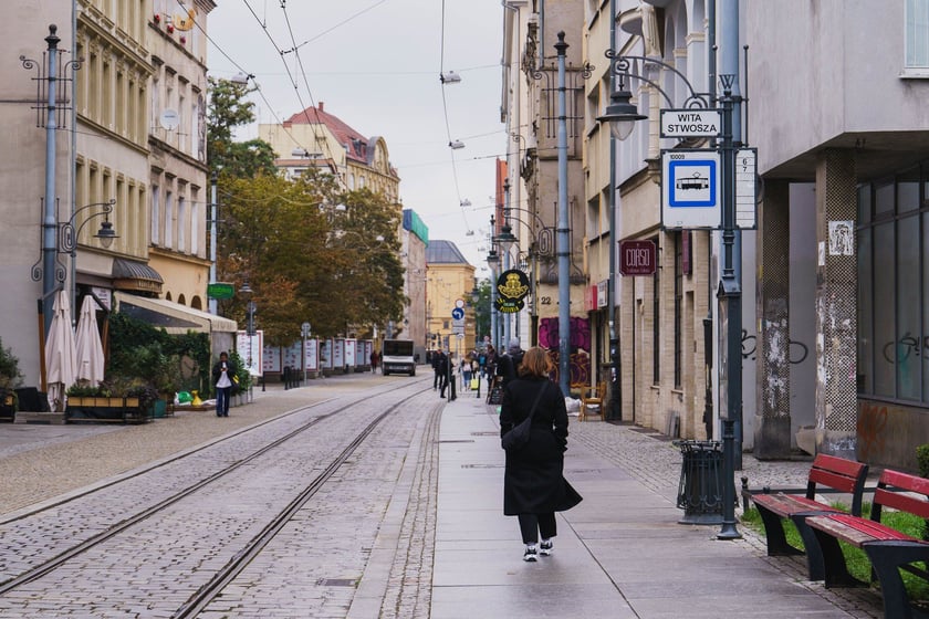 Przystanek "Wita Stwosza" na ul. Szewskiej zostanie podniesiony - wsiadanie do tramwaj&oacute;w będzie wygodniejsze