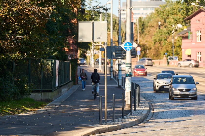 Droga pieszo-rowerowa na ul. Wajdy. Wyremontowany odcinek od mostu Zwierzynieckiego wzdłuż zoo