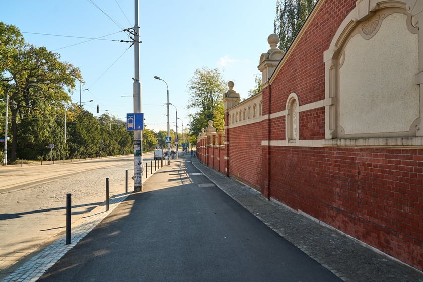 Droga pieszo-rowerowa na ul. Wajdy. Wyremontowany odcinek od mostu Zwierzynieckiego wzdłuż zoo
