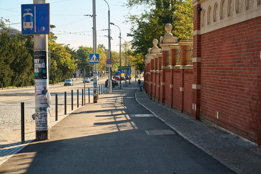 Droga pieszo-rowerowa na ul. Wajdy. Wyremontowany odcinek od mostu Zwierzynieckiego wzdłuż zoo