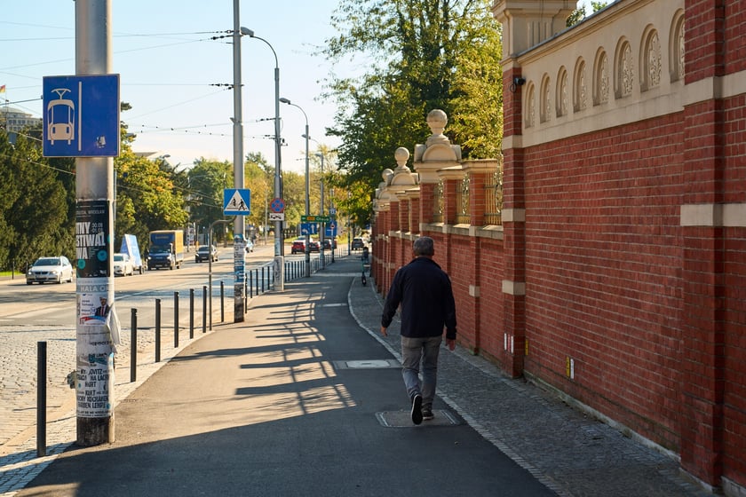 Droga pieszo-rowerowa na ul. Wajdy. Wyremontowany odcinek od mostu Zwierzynieckiego wzdłuż zoo