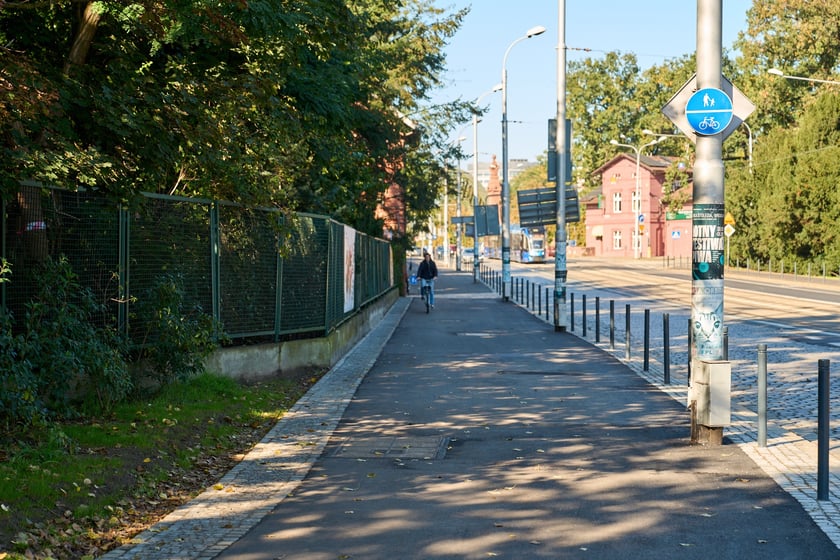 Droga pieszo-rowerowa na ul. Wajdy. Wyremontowany odcinek od mostu Zwierzynieckiego wzdłuż zoo