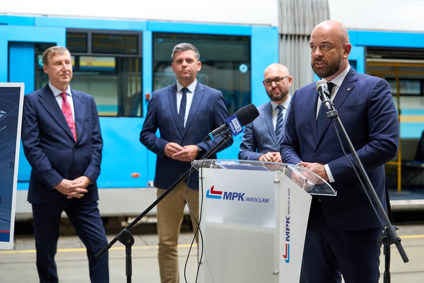 Konferencja po podpisaniu umowy na modernizację Sk&oacute;d 19T. Prezes SAATZ Jarosław Lazurko, wiceprezes MPK Przemysław Nowicki, prezes MPK Witold Woźny i prezydent Wrocławia Jacek Sutryk