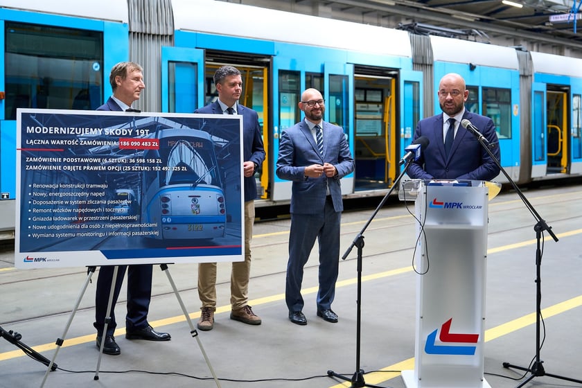 Konferencja po podpisaniu umowy na modernizację Sk&oacute;d 19T. Prezes SAATZ Jarosław Lazurko, wiceprezes MPK Przemysław Nowicki, prezes MPK Witold Woźny i prezydent Wrocławia Jacek Sutryk