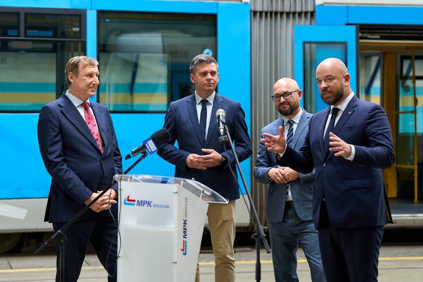 Konferencja po podpisaniu umowy na modernizację Sk&oacute;d 19T. Prezes SAATZ Jarosław Lazurko, wiceprezes MPK Przemysław Nowicki, prezes MPK Witold Woźny i prezydent Wrocławia Jacek Sutryk