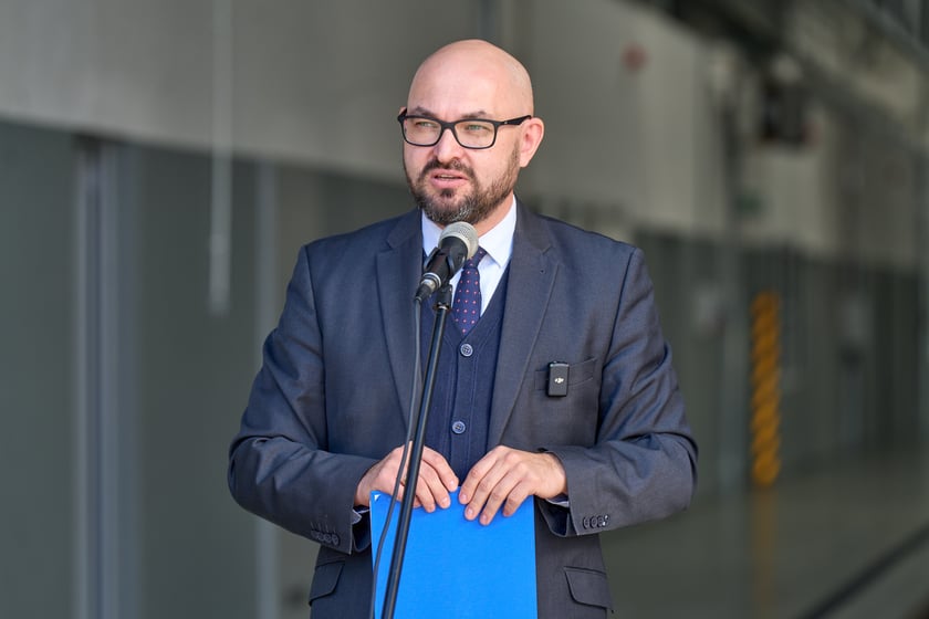 Prezes MPK Witold Woźny podczas konferencji prasowej opowiada o inwestycjkach na zajezdni Borek&nbsp;