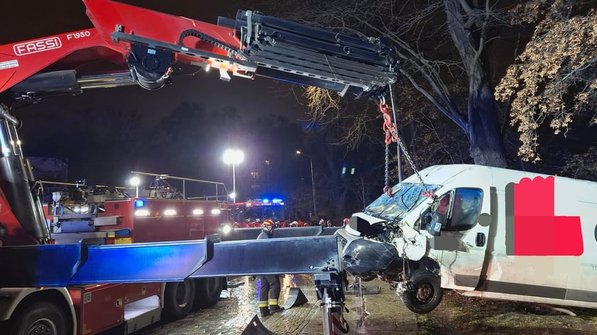 Wypadek przy Podwalu - do fosy wpadł bus. Strażacy w akcji