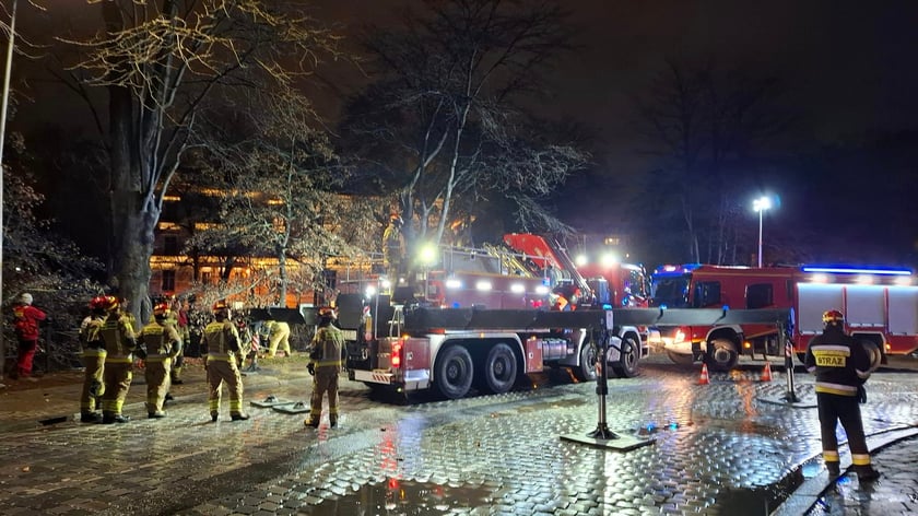 Wypadek przy Podwalu - do fosy wpadł bus. Strażacy w akcji