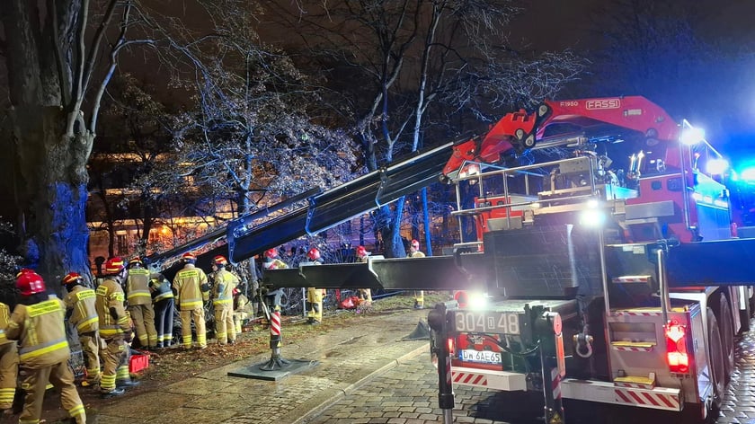 Wypadek przy Podwalu - do fosy wpadł bus. Strażacy w akcji.