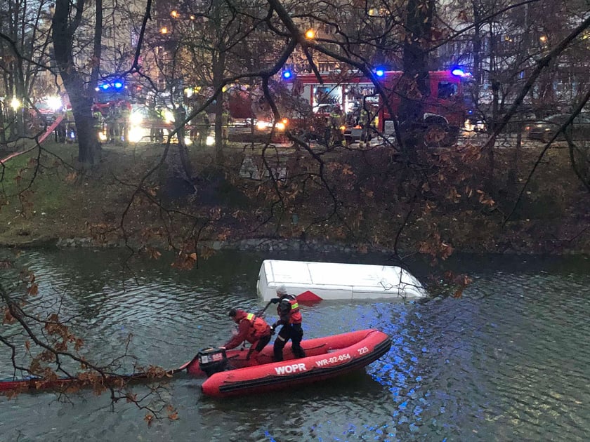 Wypadek przy Podwalu - do fosy wpadł bus